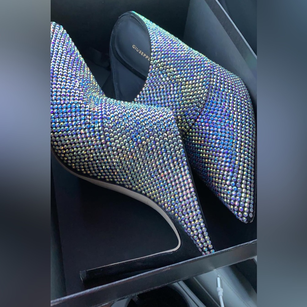 GIUSEPPE ZANOTTI
Kanda crystal-embellished suede mules